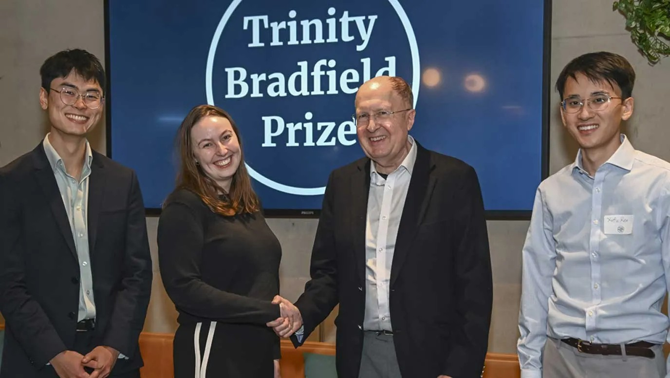 The winners Yizhu Yu, Lorna MacLean (left) and Xufu Ren (right) with Sir Gregory Winter